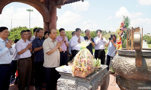 PM Vietnam, Nguyen Xuan Phuc membakar hio mengenangkan para martir di Benteng kuno Quang Tri