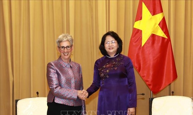 Wapres Dang Thi Ngoc Thinh menerima Gubernur Negara Bagian Victoria (Australia), Linda Marion Dessau