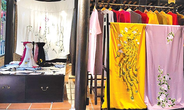 Menyosialisasikan sutra dan kain ikat Vietnam ke dunia