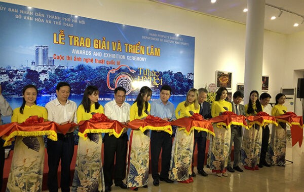 Acara penyampaian hadiah dan pameran sayembara foto artistik internasional berjudul: “Banggalah Kota Hanoi”