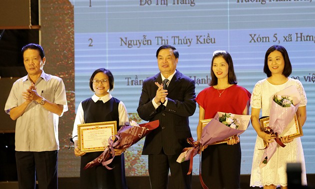 Acara penyampaian hadiah sayembara Mencaritahu tentang 90 tahun sejarah Partai Komunis Vietnam