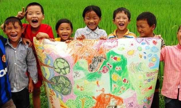 Proyek Seni Rupa “Bintang di Daerah Pegunungan” Membawa Seni Lukis kepada Anak-Anak di Daerah Pegunungan”.