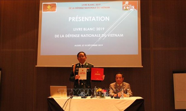 Mengumumkan Buku Putih Pertahanan Vietnam di Aljazair