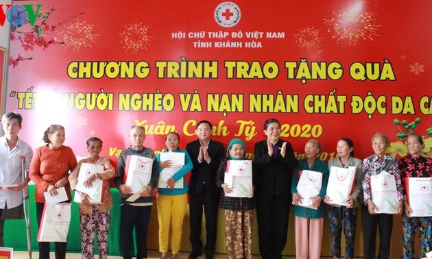 Pimpinan Partai Konunis dan Negara Vietnam mengunjungi dan memberikan bingkisan Hari Raya Tet di berbagai daerah  