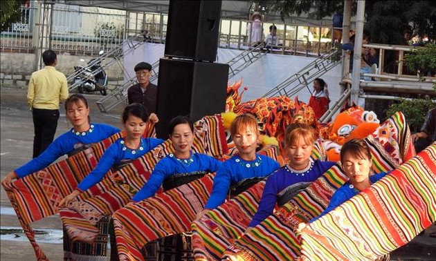 Banyak permainan rakyat untuk melayani para pengunjung pada Program Warna Musim Semi di Provinsi Kon Tum
