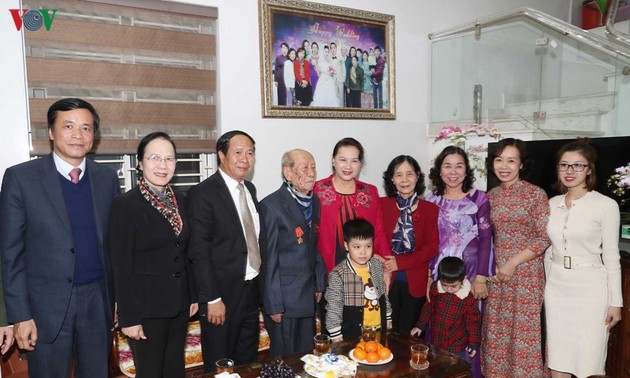 Ketua MN Nguyen Thi Kim Ngan berkunjung dan memberikan bingkisan kepada keluarga-keluarga aktivis veteran revolusi di Kota Hai Phong
