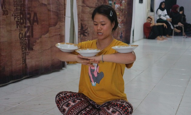 Perjalanan menaklukkan tarian tradisional Indonesia dari seorang guru perempuan Vietnam