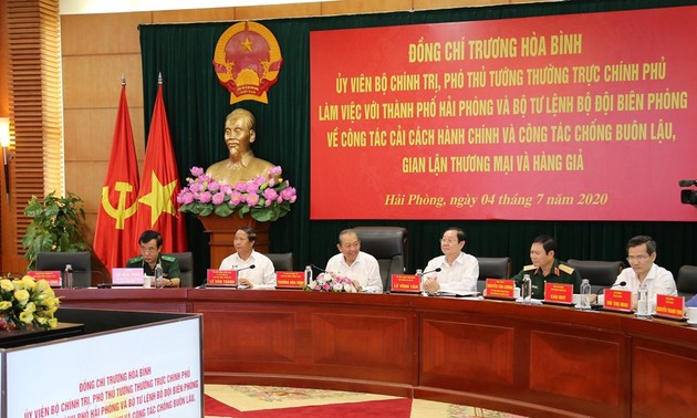 Deputi PM Truong Hoa Binh memeriksa pekerjaan reformasi administrasi dan anti penyelundupan dan kecurangan perdagangan di Kota Hai Phong