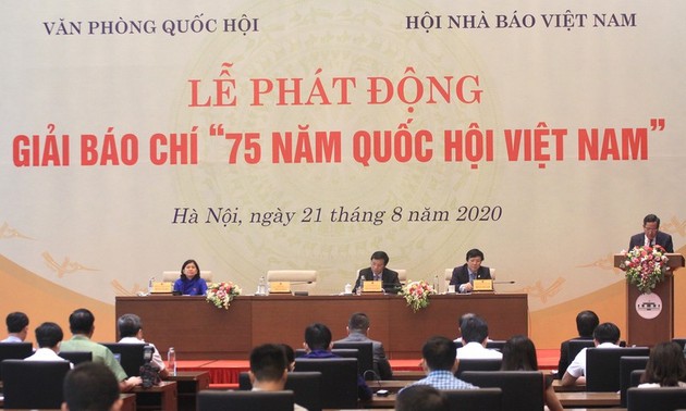 Mencanangkan Penghargaan Pers “75 tahun Majelis Nasional Vietnam”