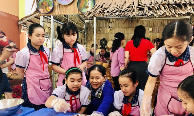 Pengalaman Membuat Kue Rakyat Daerah Nam Bo di Sekolah