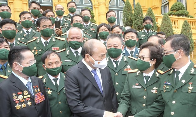 Presiden Nguyen Xuan Phuc Temui Para Wakil Asosiasi Wirausaha Veteran Perang Vietnam
