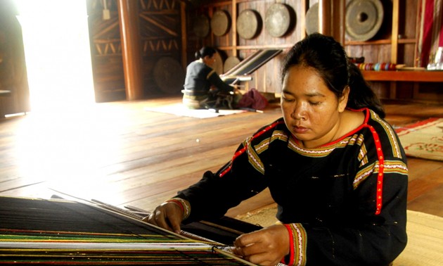 Caritahu Tentang Motif Kain Ikat Warga Etnis Minoritas E De di Provinsi Dak Lak