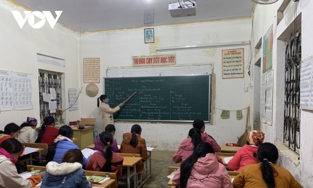 Menyalakan Kepercayaan dari Kelas Pemberantasan Buta Huruf dari Warga Etnis Minoritas Mong di Provinsi Son La