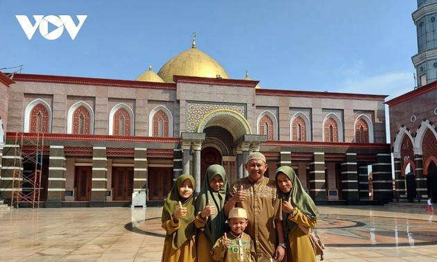 Puluhan Ribu Warga Indonesia Adakan Ibadah untuk Menyambut Idul Fitri