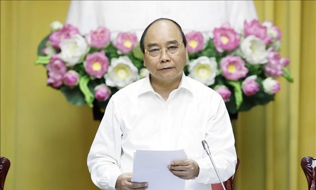 Presiden Nguyen Xuan Phuc Memimpin Sesi Sidang tentang Pembuatan Proyek Evaluasi 10 Tahun Pelaksanaan Strategi Pembelaan Tanah Air dalam Situasi Baru
