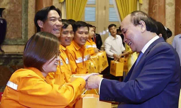 Presiden Nguyen Xuan Phuc Melakukan Pertemuan dengan Pekerja Perlistrikan Terkemuka