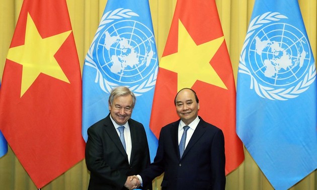Presiden Nguyen Xuan Phuc Memimpin Acara Penyambutan dan Pembicaraan dengan Sekjen PBB Antonio Guterres