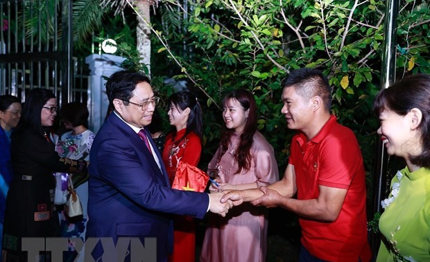 PM Pham Minh Chinh Menemui Pejabat, Staf Kedutaan Besar Vietnam dan Wakil Komunitas Orang Vietnam di Brunei Darussalam