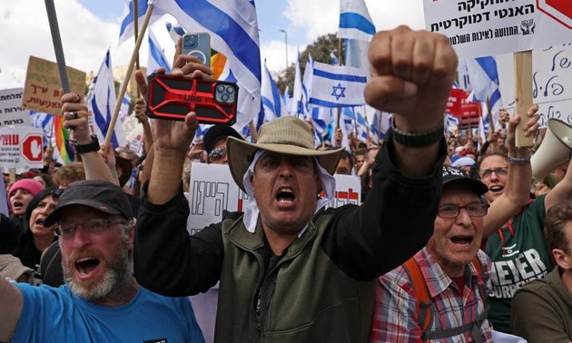 Israel: Menunda Rencana Reformasi Hukum. Pemerintah Mengatasi Dua Pemungutan Suara Mosi Tak Percaya