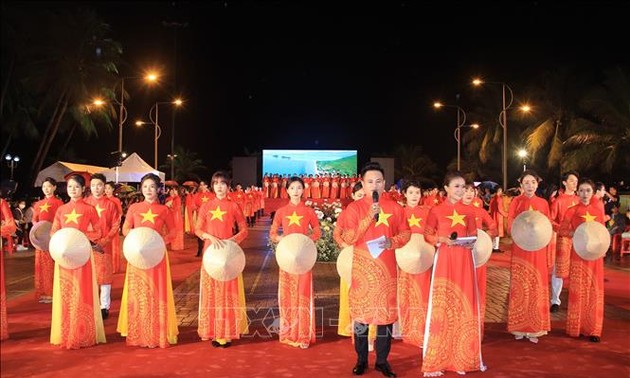 Festival Pantai 2023 Menghargai Busana Ao Dai Vietnam