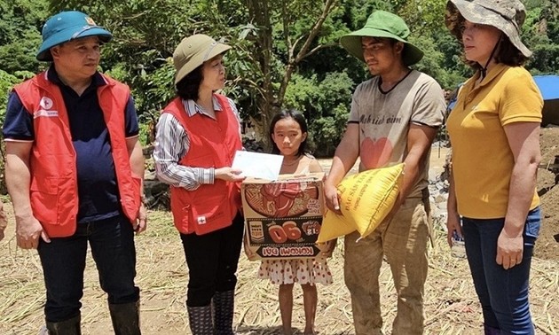 Lembaga Palang Merah Membantu Warga yang Terkena Dampak Banjir di Provinsi Yen Bai