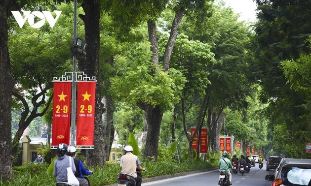 Jalan-Jalan di Kota Hanoi Diwarnai dengan Warna Merah Cerah untuk Merayakan Hari Nasional 2 September 