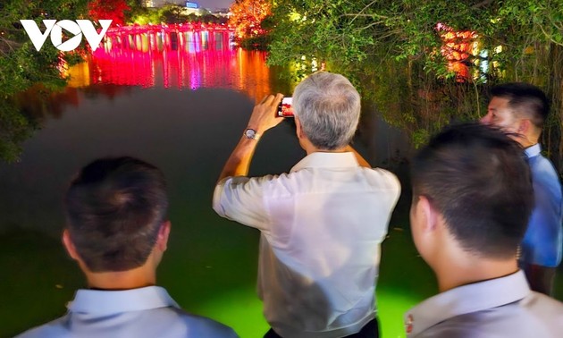 PM Singapura Mencicipi Kuliner, Bercengkerema di Jalan untuk Pejalan Kaki Danau Hoan Kiem 