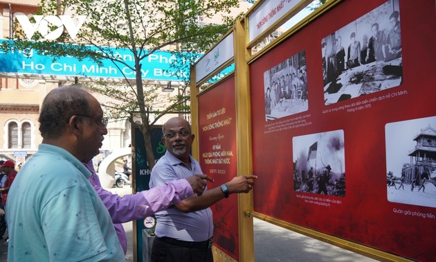Kota Ho Chi Minh Memamerkan Dokumen Hari Pesta Penyatuan Tanah Air