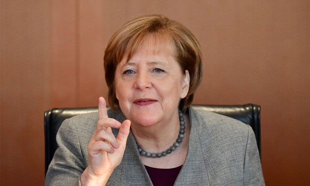 Angela Merkel vows to work with SPD 