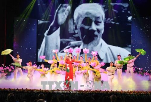 Art performance celebrates 49 years of Ho Chi Minh's testament