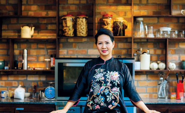Businesswoman promotes Vietnamese traditional dishes  