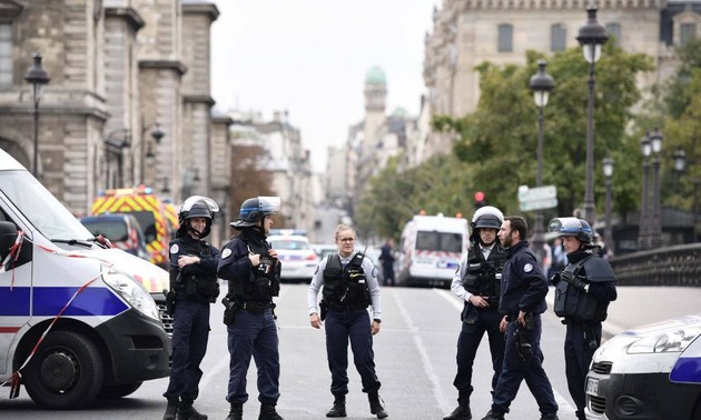 Paris knife attacker has signs of radicalization: Prosecutor 
