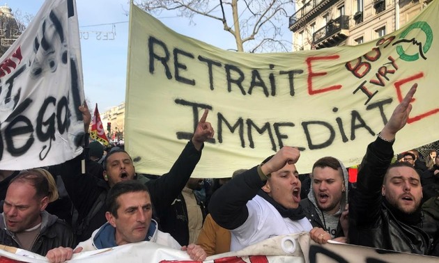 France seeks solution to strike crisis