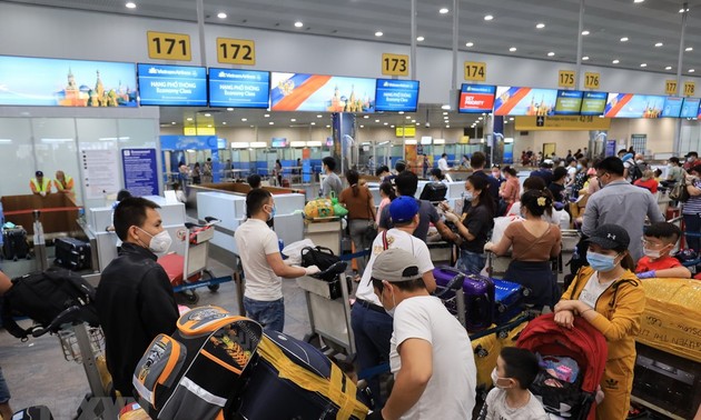 300 Vietnamese citizens return home from Russia 