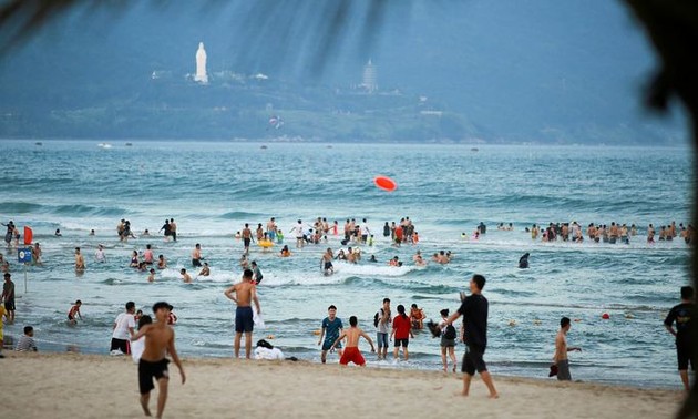 Da Nang reopens public beaches with safeguards