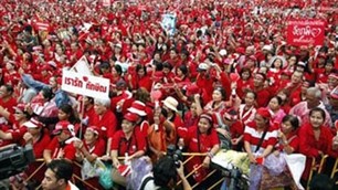 «Краснорубашечники» проводят демонстрации против военного переворота 