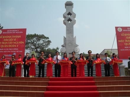 Открытие памятника павшим за Родину бойцам в боях на плато Тэйгнуен