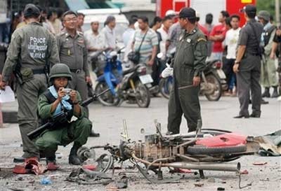 В результате взрывов на юге Таиланда сотни людей были ранены