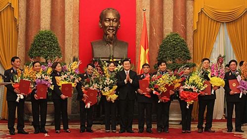 Президент Вьетнама Чыонг Тан Шанг  вручил решение о назначении прокуроров