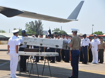 Церемония передачи останков американских военослужащих