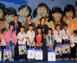  Вице-президент СРВ Нгуен Тхи Зоан вручила подарки малоимущим школьникам