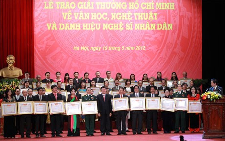 Церемония вручения премии имени Хо Ши Мина по литературе и искусству...
