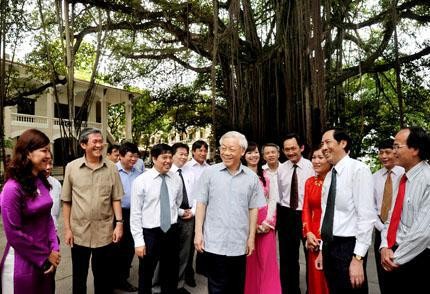 Генеральный секретарь ЦК КПВ Нгуен Фу Чонг посетил редакцию газеты «Нянзан»