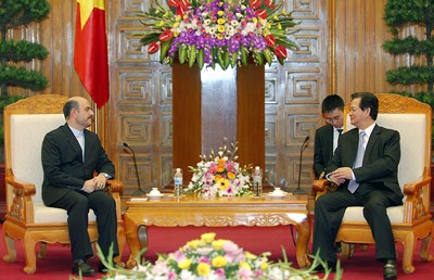 Премьер-министр Нгуен Тан Зунг принял послов Ирана и Мозамбика
