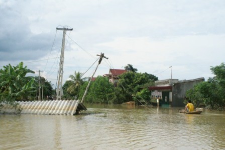 Оказание помощи пострадавшим от наводнений в центральном Вьетнаме