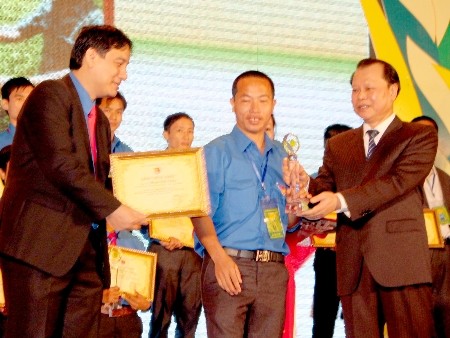 Церемония вручения премии «Лыонг Динь Куа» лучшим молодым крестьянам
