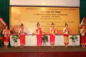 Руководители Вьетнама поздравляют ЛНДР с годовщиной со дня образования