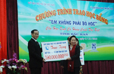 Нгуен Тхи Зоан вручила стипендии детям малоимущих семей провинций Баккан и....