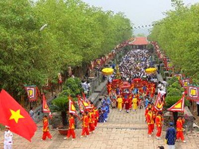 Зажигание благовоний перед храмом королей Хунгов