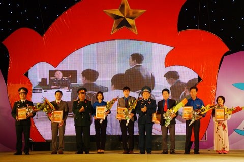 Вручение призов победителям викторины 40-летия со дня Победы в небе над Ханоем